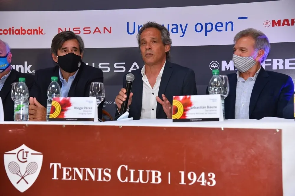 El organizador del Uruguay Open, Diego Pérez habla y a su izquierda aparece Sebastián Bauzá