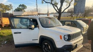 Gómez remata un Jeep Renegade Sport MT de 2016. 