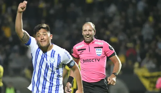 Mauro Brasil, de Cerro Largo, y el árbitro Daniel Fedorczuk