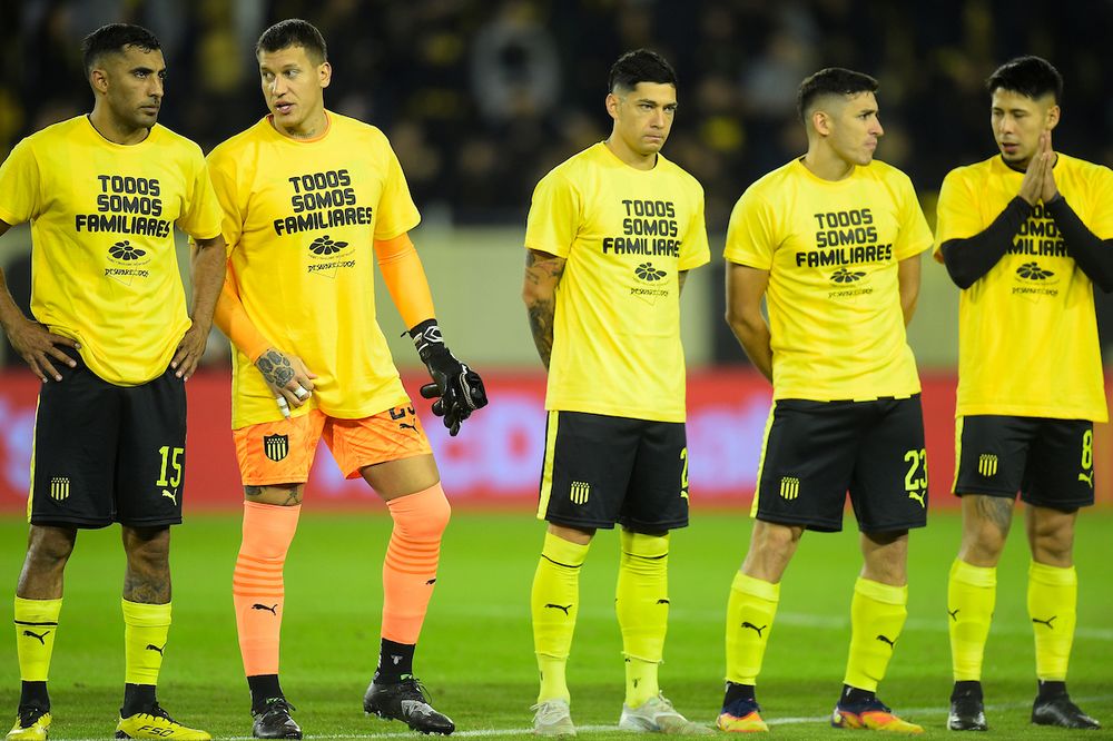 La camiseta en apoyo a la búsqueda de desaparecidos con la que salió el plantel de Peñarol ante Liverpool