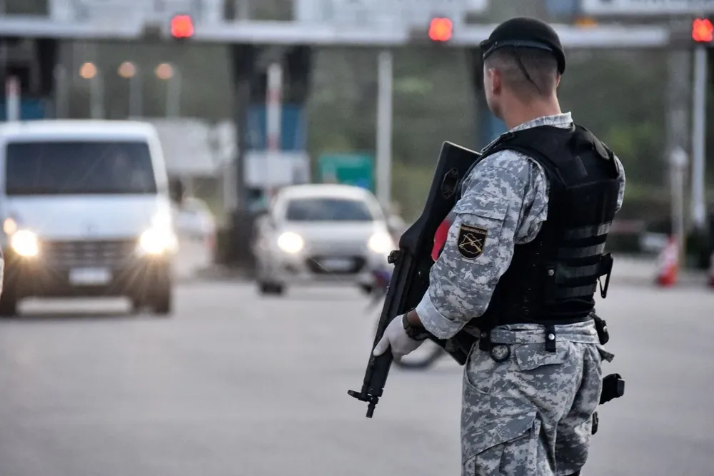 Foto de archivo. Presencia policial en peaje, sobre Ruta Interbalnearia