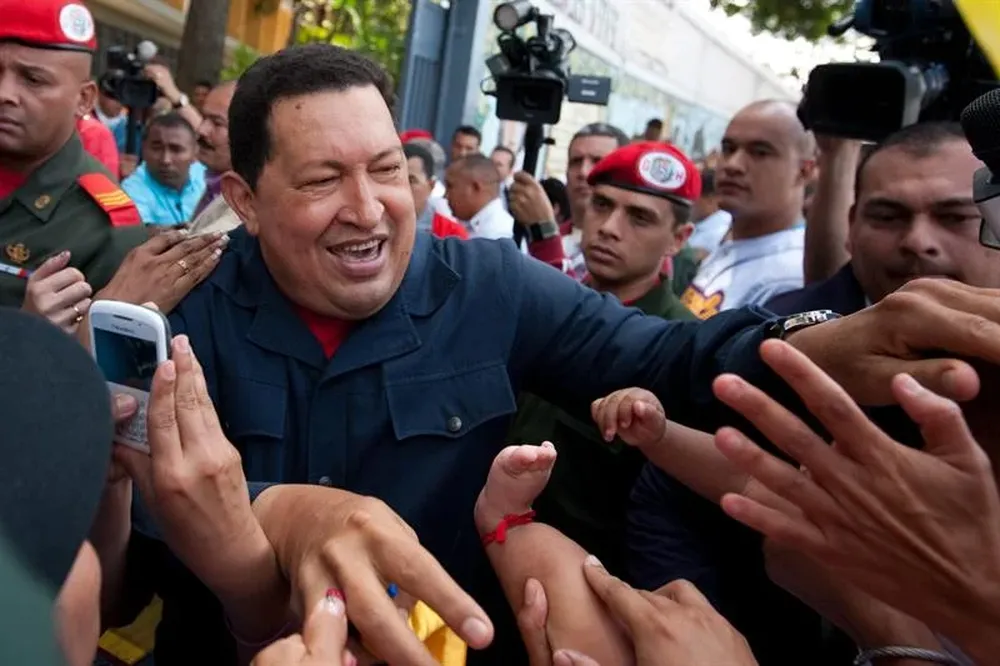 Venezuela- Hugo Chávez, saluda a sus seguidores mientras asiste a votar