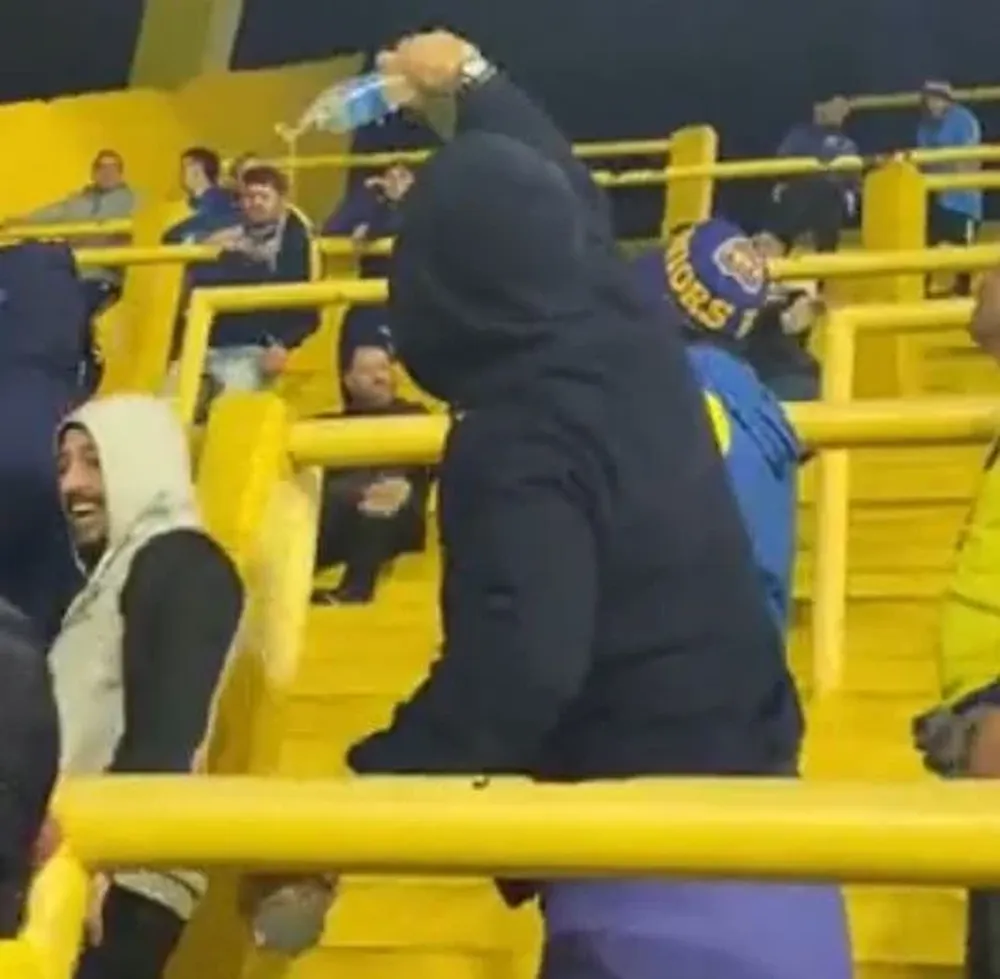Burlas de hinchas de Boca por el agua