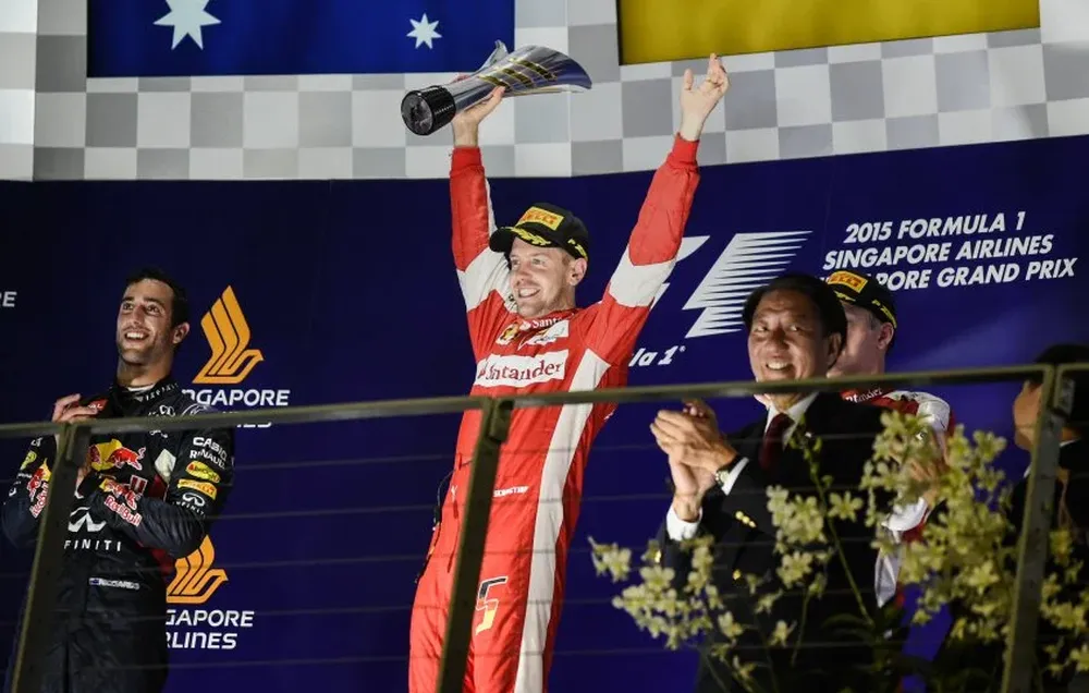 Vettel en el podio de Singapur