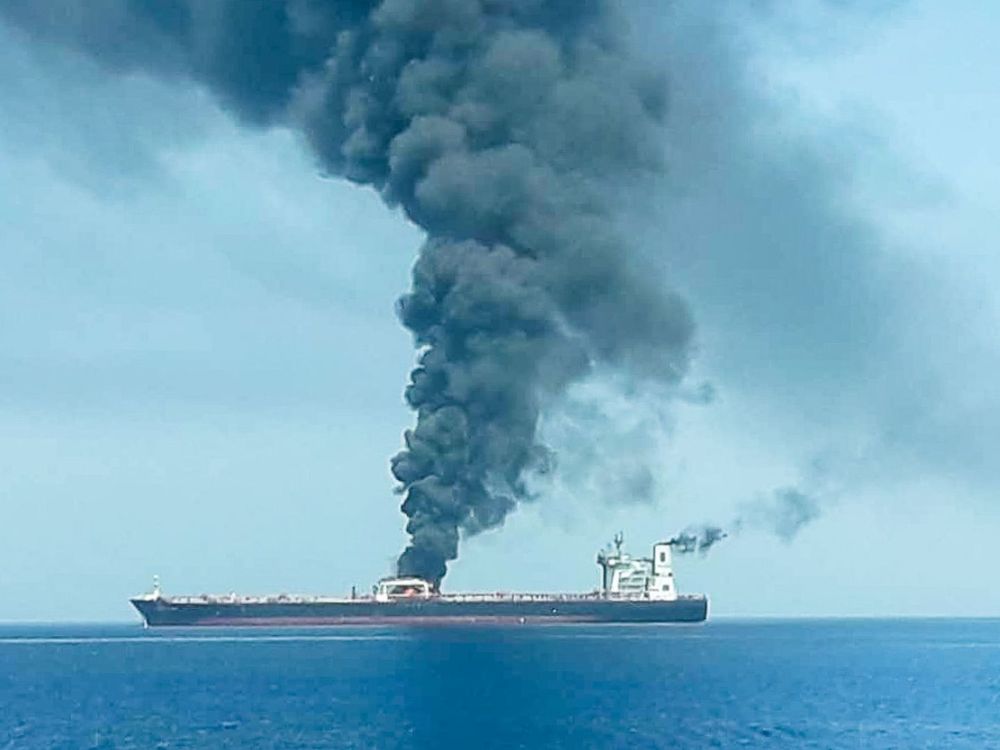 Irán advirtió a los operadores de buques petroleros que no circulen por el Estrecho de Ormuz o serían atacados. Por si cabían dudas, bombardeó un barco el domingo cerca del Golfo de Omán.&nbsp;