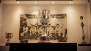 En el Museo del Fútbol se puede ver la Copa Pedro Mirassou con la que la selección de Uruguay dio la vuelta olímpica en el Mundial de 1930, ya que no le entregaron la Copa Jules Rimet