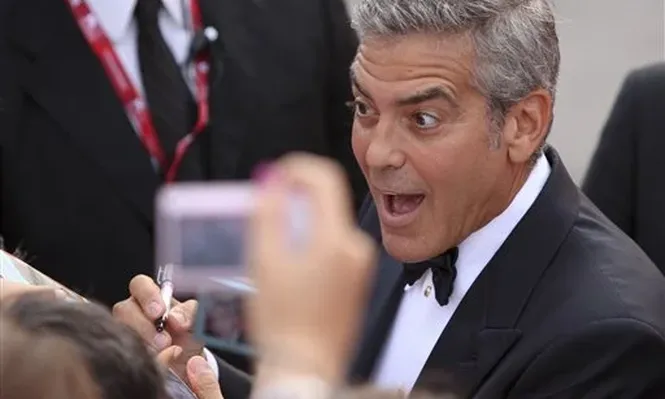 Clooney, sin novia, por la alfombra roja