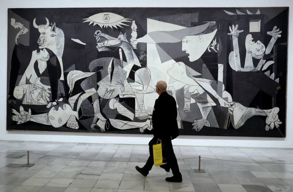 Un visitante pasa frente al cuadro El Guernica en el Museo Reina Sofía