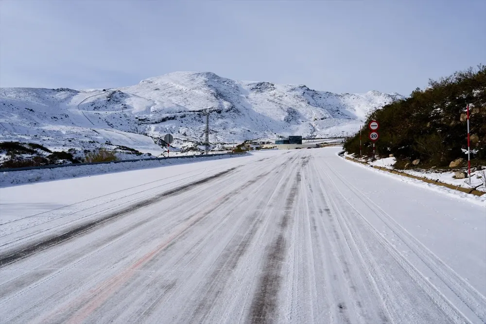 Una carretera nevada en la estación de esquí y montaña de Alto Campoo.