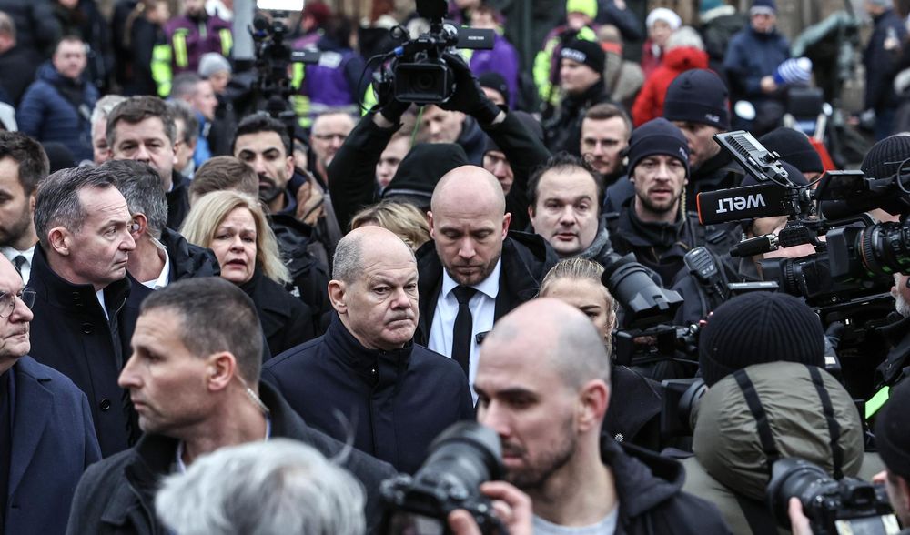 El canciller alemán Olaf Scholz, en su visita al mercado de Magdeburgo donde se desató la tragedia. Foto: EFE.