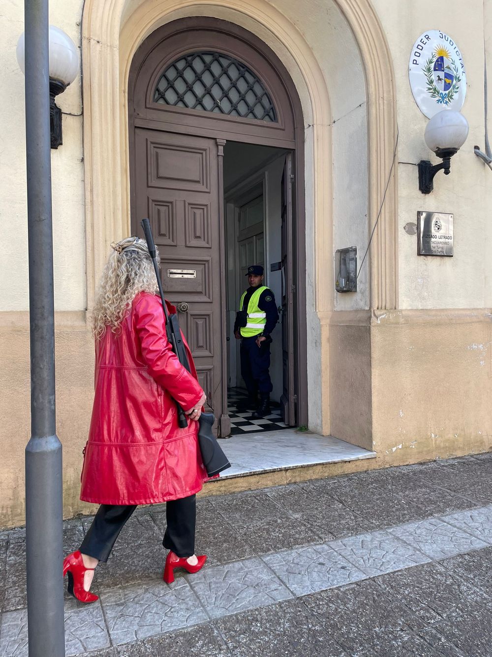 La abogada llegando llegando al juzgado de Tacuarembó