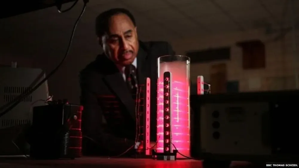 Mallett construyó un dispositivo para demostrar principios que según asegura permitirían en un futuro construir una máquina del tiempo real.