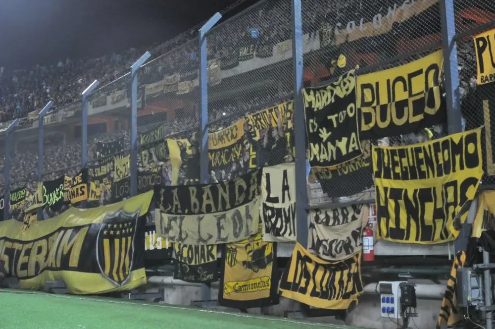 La hinchada de Peñarol en la Cataldi