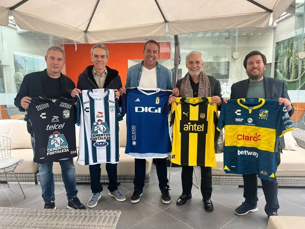 Ignacio Ruglio con directivos del Grupo Pachuca