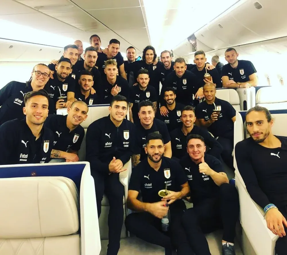 Los jugadores en el avión que los trasladó a Rusia