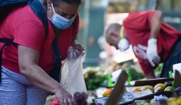 Fuerte suba de alimentos, otro golpe para los pobres que ya sufren por el coronavirus