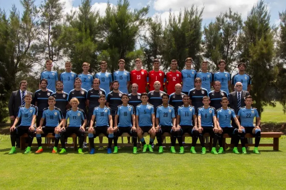 Plantel de jugadores y técnicos de la selección sub 17 que se despide hoy del Sudamericano