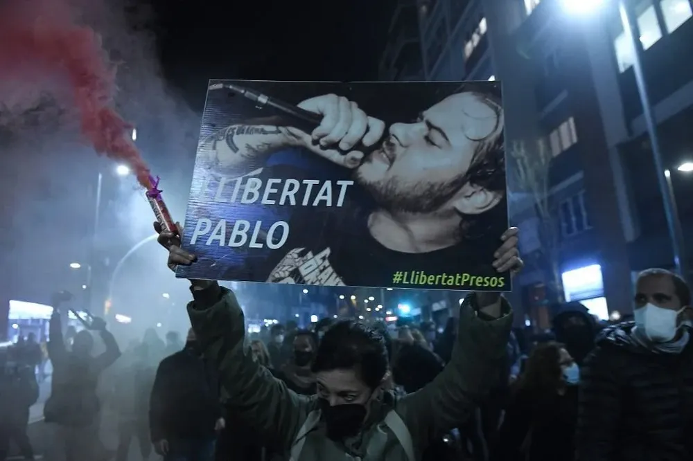 Manifestantes protestan condena al rapero Pablo Hasél en Barcelona