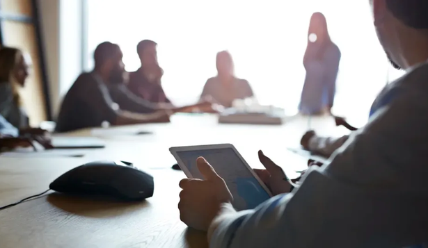 Las mujeres latinas enfrentan el ascenso más complicado