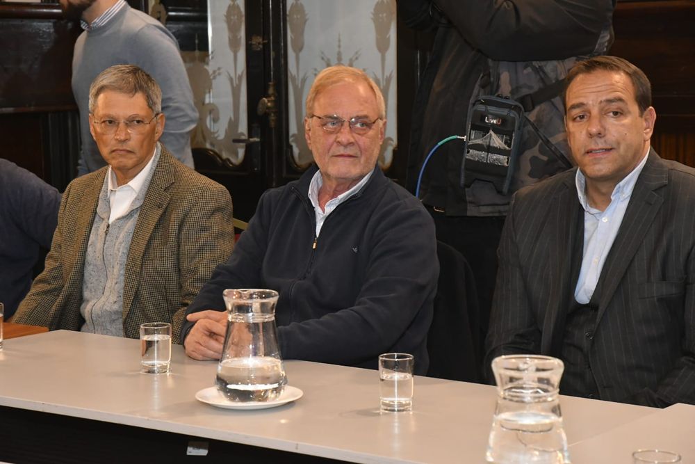 El ministro del Interior, Carlos Negro, recibió a los representantes de Nacional, Ricardo Vairo, Peñarol, Eduardo Zaidensztat e Ignacio Ruglio, y la AUF, tras el violento clásico del domingo por la final del Intermedio El ministro del Interior, Carlos Negro, recibió a los representantes de Nacional, Ricardo Vairo, Peñarol, Eduardo Zaidensztat e Ignacio Ruglio, y la AUF, tras el violento clásico del domingo por la final del Intermedio