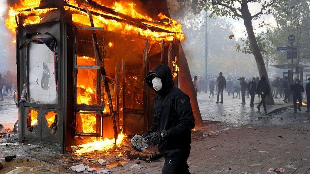 Algunos lugares, como la Plaza de la República de París, parecían zonas de guerra durante el fin de semana.