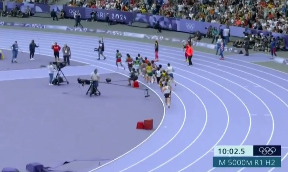 El camarógrafo en medio de la pista cuando se corrían los 5.000m