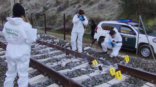 Los peritos analizan la rotura de una de las vías por donde circulaba uno de los trenes accidentados.