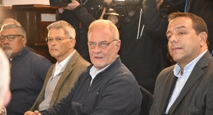 El ministro del Interior, Carlos Negro, recibió a los representantes de Nacional, Ricardo Vairo, Peñarol, Eduardo Zaidensztat e Ignacio Ruglio, y la AUF, tras el violento clásico del domingo por la final del Intermedio