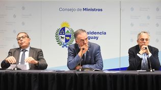 El presidente de la República, Yamandú Orsi, acompañado de Gabriel Oddone y Rodrigo Arim