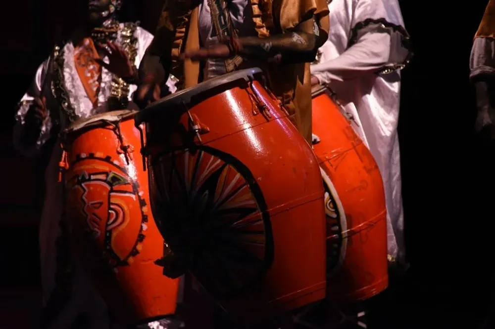 Hoy la actividad en el Teatro de Verano comenzará a la hora 19:15.