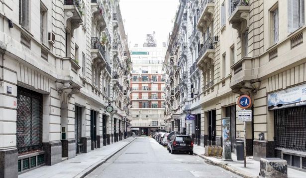 La única calle espejo de la capital argentina cumple 100 años
