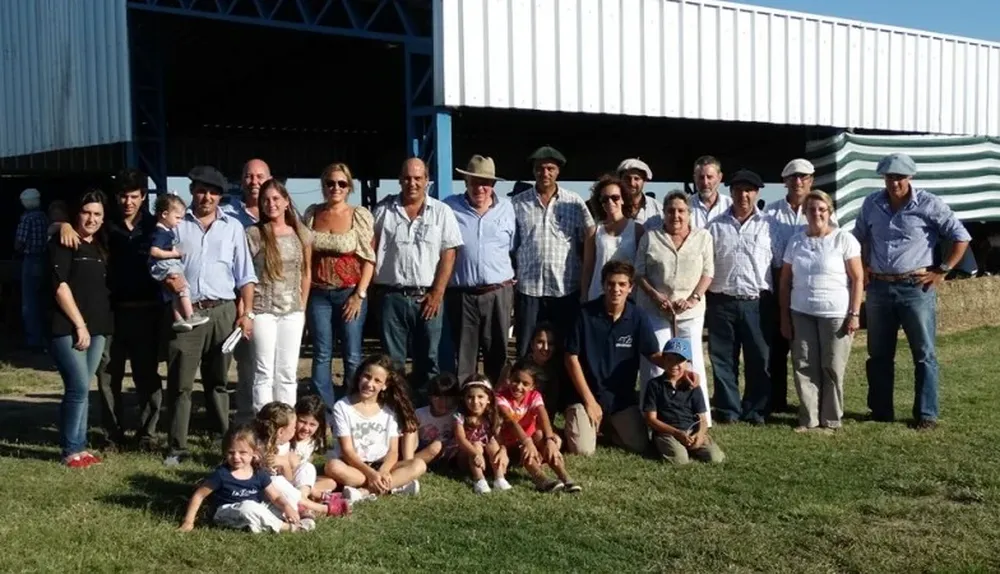 Las familias Rodríguez y Caorsi con el equipo del escritorio