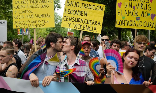 Desfile del Orgullo en Madrid: miles de personas y 40 carrozas al grito de ni un paso atrás