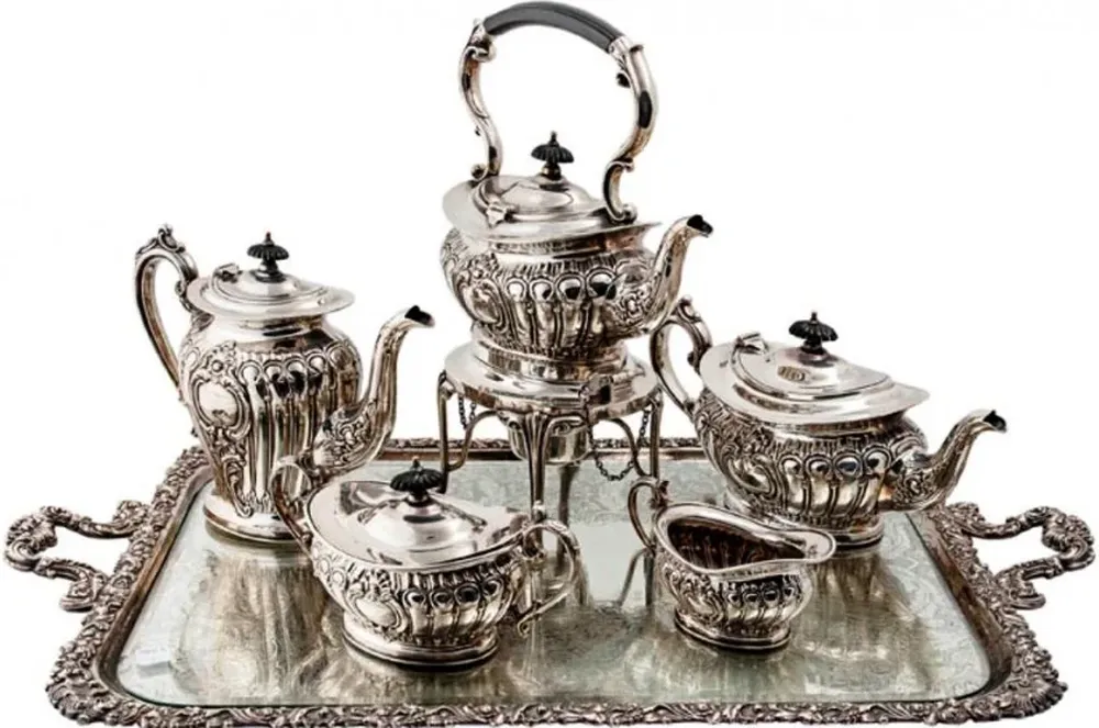 Un juego para servir té de metal plateado EPN, que será rematado por Héctor Bavastro