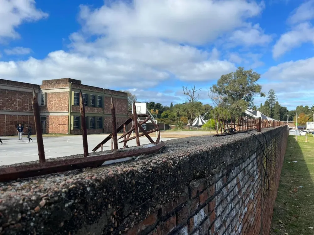 El muro del liceo 30, en el barrio Buceo.
