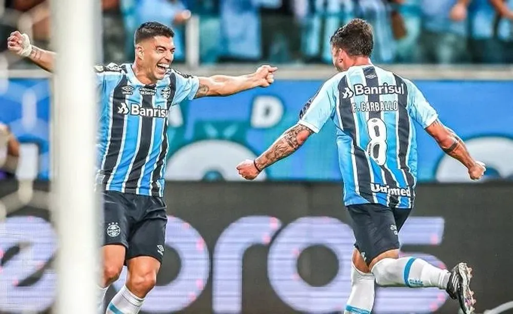 El festejo de Luis Suárez con Felipe Carballo