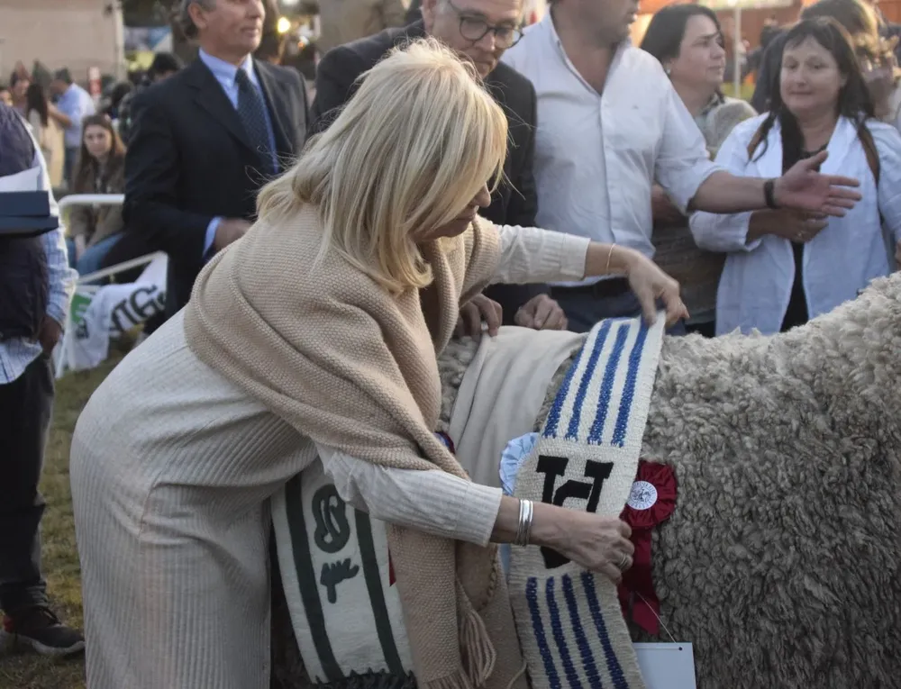 Beatríz Argimón coronó al Gran Campeón.