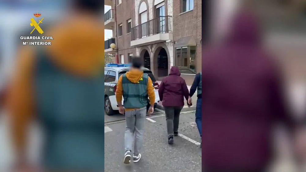 La Guardia Civil detiene a la dueña del bar investigada.