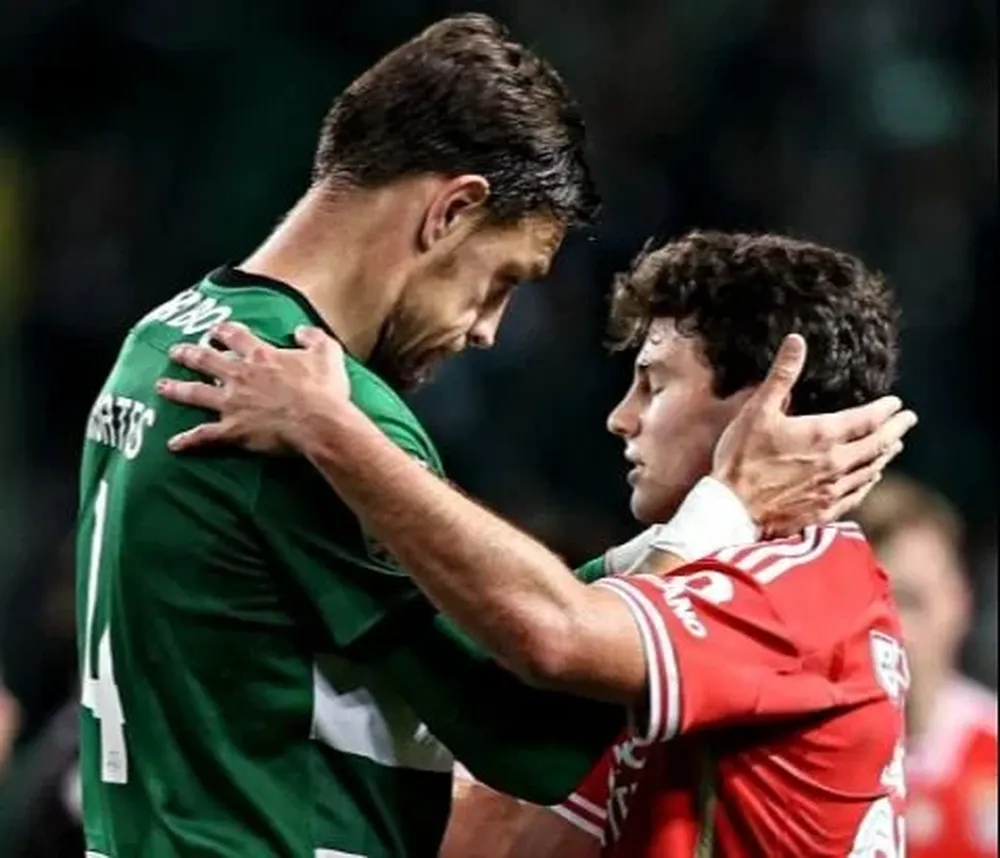 Sebastián Coates consuela a su rival