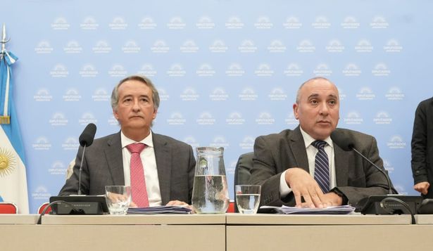 Nicolás Mayoraz y José Peluc en el plenario de comisiones por la reforma de la Ley de Glaciares.