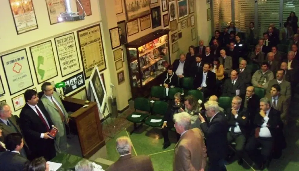 La comisiòn directiva de los Rematadores en plena asamblea el pasado martes 12