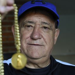 Daniel Martínez y una medalla ganada con Uruguay en el Mundialito de 1981 Daniel Martínez y una medalla ganada con Uruguay en el Mundialito de 1981