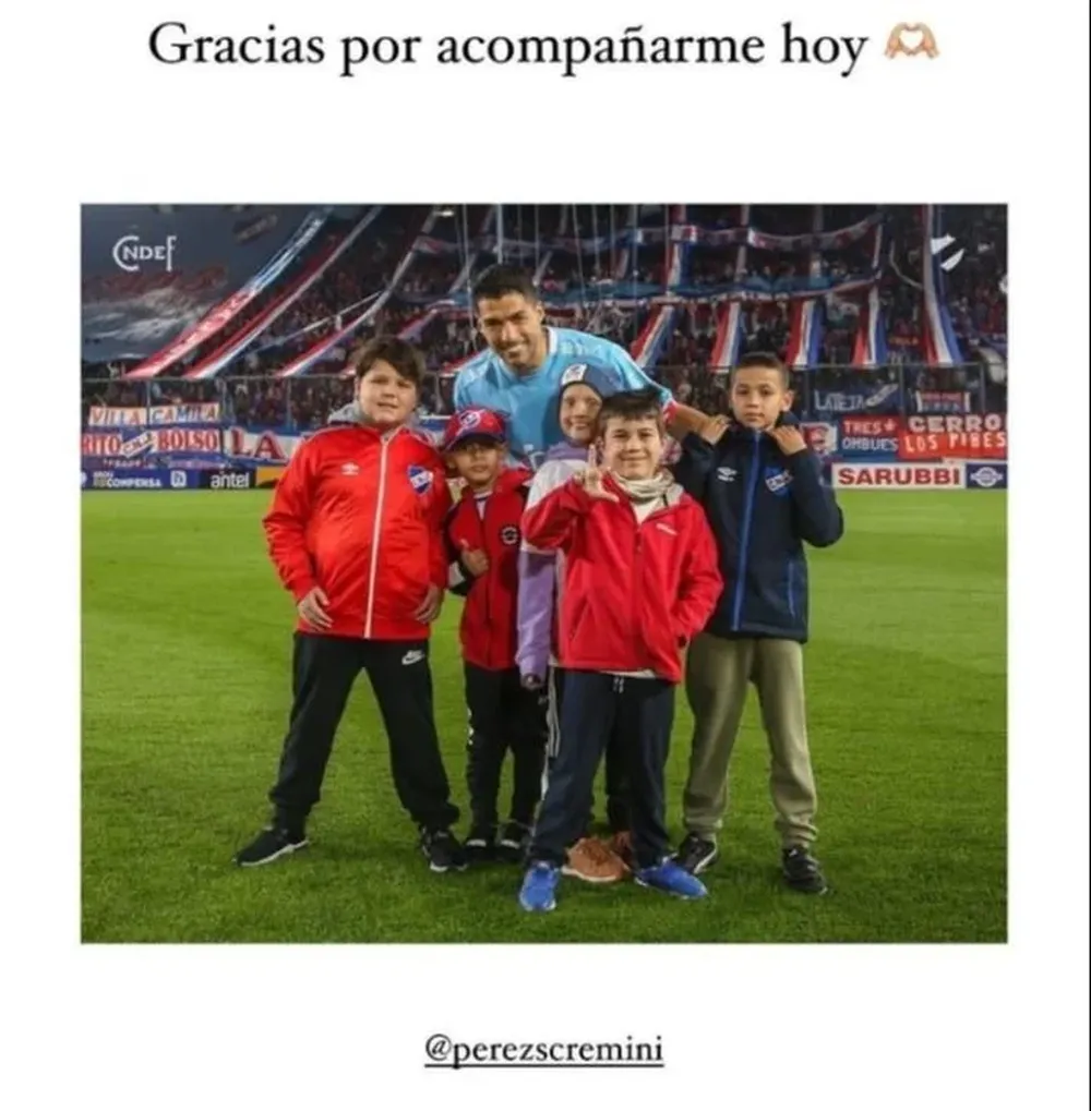 Luis Suárez junto a niños de la Fundación Pérez Scremini en la cancha del Parque Central