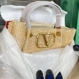 Valentino Uruguay confirma demanda civil y penal contra la firma italiana de moda, exigirá US$ 9,8 millones Valentino Uruguay confirma demanda civil y penal contra la firma italiana de moda, exigirá US$ 9,8 millones