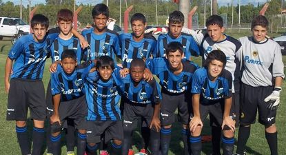 Un equipo de las inferiores de Liverpool de hace algunos años; el segundo de arriba es Juan Ignacio Ramírez, el Colo, en tanto, el primero de abajo es Juan Izquierdo, y en el medio, aparece Nicolás De la Cruz