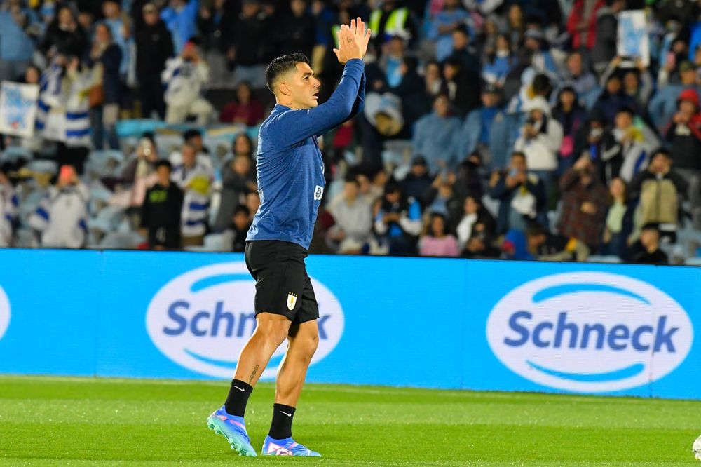 Luis Suárez calienta con la selección de Uruguay y saluda a la tribuna en el Estadio Centenario