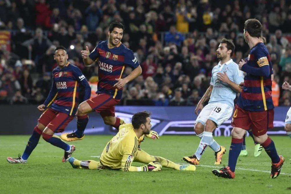 Luis Suárez celebra el gol tras el pase de penal de Lionel Messi y ganándole la pulseada a Neymar
