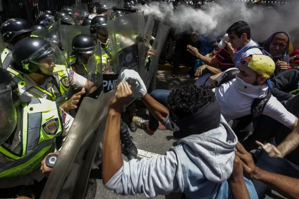 Manifestantes opositores se enfrentan a integrantes de la Policía Nacional Bolivariana (PNB) durante una manifestación en Venezuela