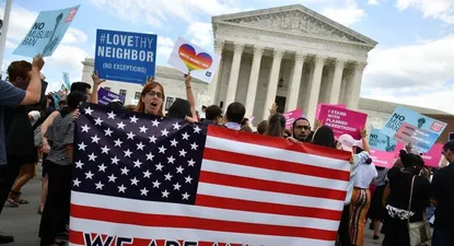 Manifestantes frente a la Suprema Corte de Estados Unidos contra la prohibición de viaje a musulmanes