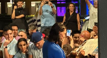 El Observador | Darwin Núñez firmando a los hinchas de la selección uruguaya